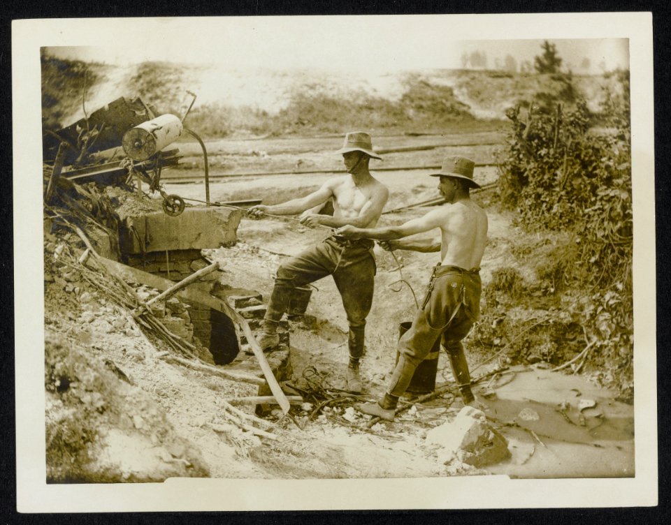 Drawing water for the guns crews. Working a heavy gun is thirsty work, Bestanddeelnr 158-1021