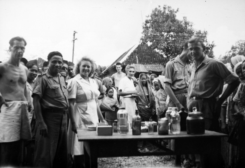 Dorpsbewoners met Rode Kruis hulpverleners en KNIL militairen, Bestanddeelnr 12657
