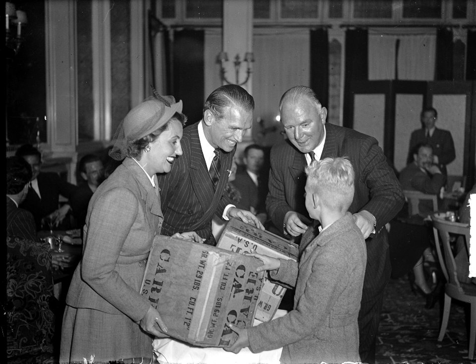 Douglas Fairbanks reikt levensmiddelenpakket uit in Amstel Hotel, Bestanddeelnr 903-0523