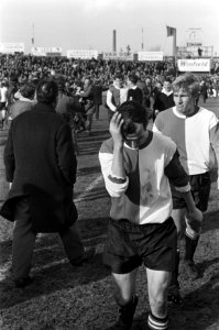 DOS tegen Feyenoord 2-0. Coen Moulijn verlaat veld na afloop, teleurgesteld, Bestanddeelnr 921-1720