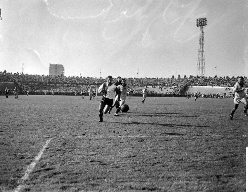 DOS tegen Feyenoord 1-0, Cor van der Gijp schiet voor open doel ernaast, Bestanddeelnr 914-3812