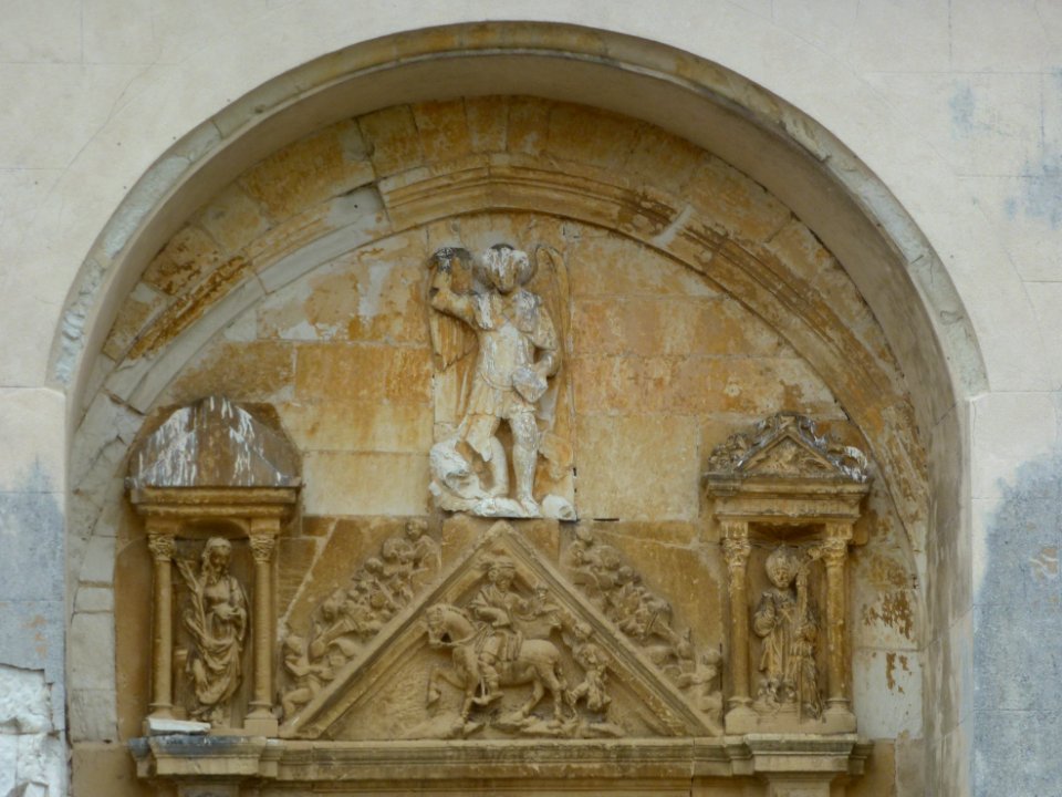 Doux (Ardennes) église, tympan sculpté