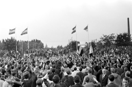 DOS tegen Fortuna 54 4-3. Enthousiaste DOS-supporters omringen na afloop hun fav, Bestanddeelnr 921-4084
