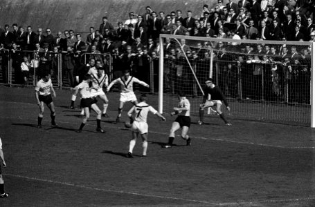 DOS tegen Enschede 1-1 Doelpunt Enschede Jansen passeert doelman van Zoghel, Bestanddeelnr 915-5243