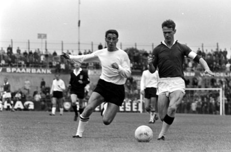 DOS tegen NAC. Henk Wery in duel met Martin Snoeck (links) NAC, Bestanddeelnr 920-6738