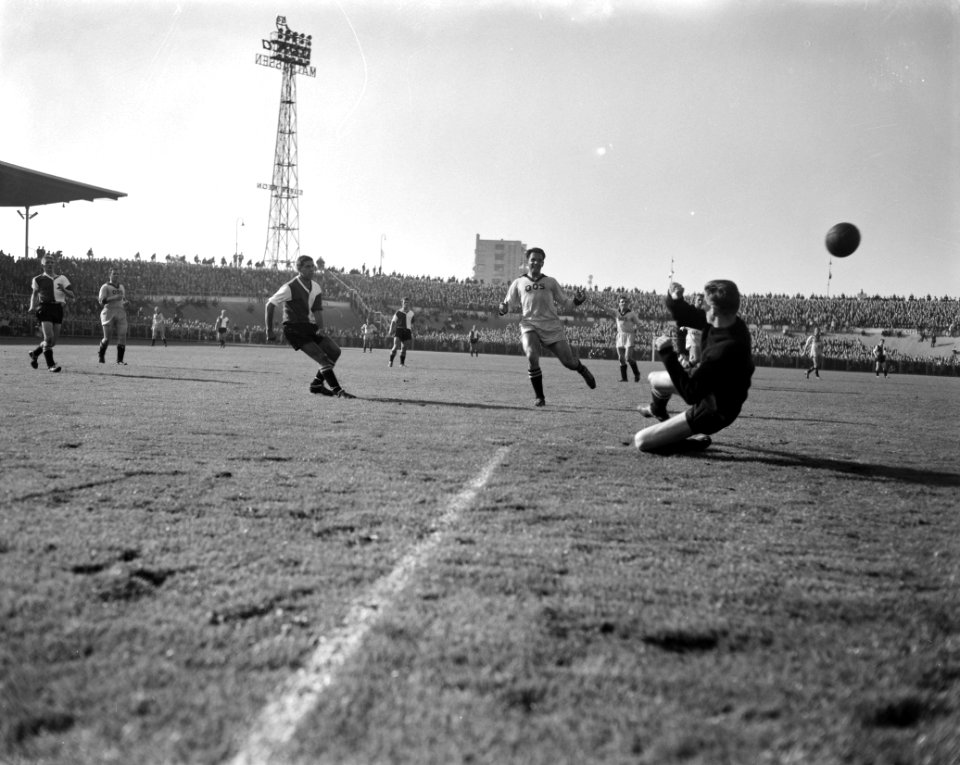 DOS tegen Feyenoord 1-0, vlnr Gijp, Kreyermaat, Daess (DOS) en keeper Van Zo, Bestanddeelnr 914-3810