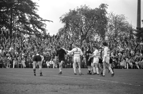 DOS tegen Fortuna 54 4-3 te Eindhoven. Spelers op grond wachten op verlenging, Bestanddeelnr 921-4088