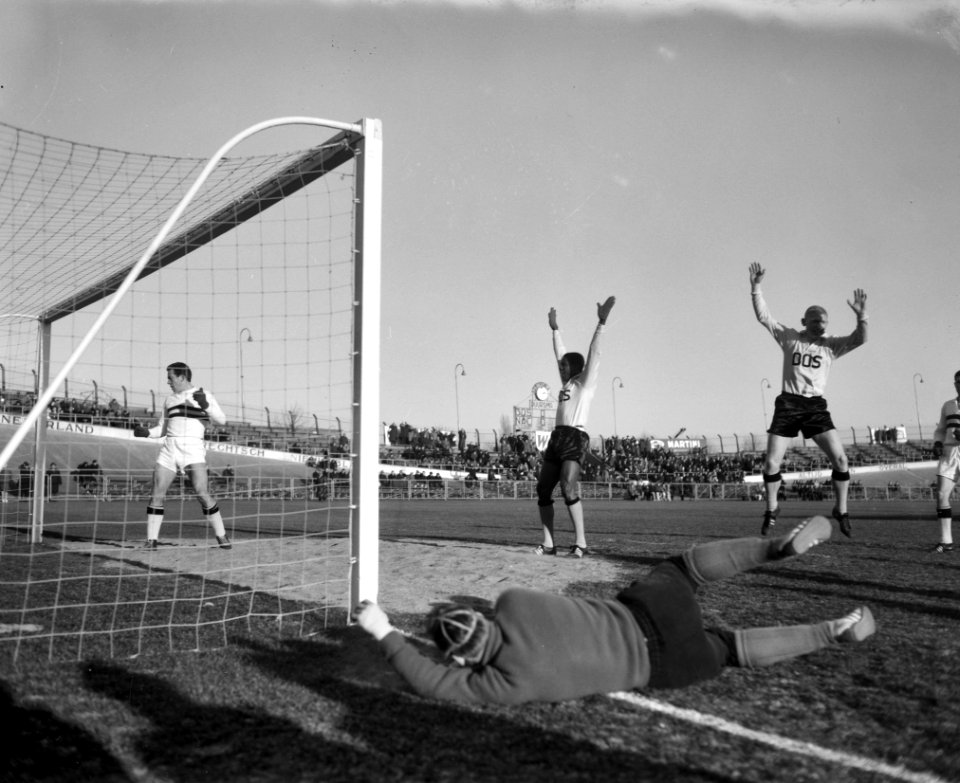 DOS tegen NAC 1-3, Van der Linden maakt doelpunt, keeper Van der Merwe , links K, Bestanddeelnr 914-6424