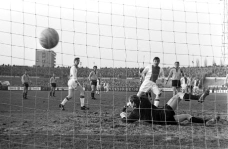 DOS tegen Ajax 1-1. Sjaak Swart scoort, Hoogeveen geslagen, Bestanddeelnr 920-9710