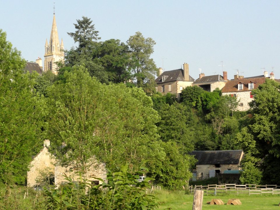 Douillet (Sarthe) vue d'en bas, avec moulin et église