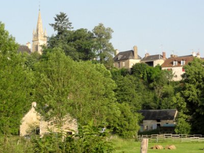 Douillet (Sarthe) vue d'en bas, avec moulin et église