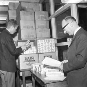 Douane te Rotterdam, gesmokkelde sigaretten in beslag genomen, Bestanddeelnr 919-3013