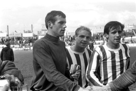 DOS tegen PSV 0-3. Willy van der Kuylen (links) verlaat 'het veld, Bestanddeelnr 921-3627