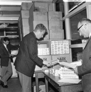 Douane te Rotterdam, gesmokkelde sigaretten in beslag genomen, Bestanddeelnr 919-3012
