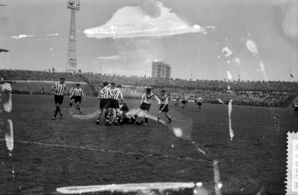 DOS tegen Sparta 0-3, v.l.n.r. Van der Lee (Sparta) Koning (Sparta), Lammers (DO, Bestanddeelnr 909-9339