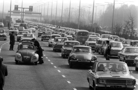 Douane controleert auto's en bestuurders, Bestanddeelnr 924-4431