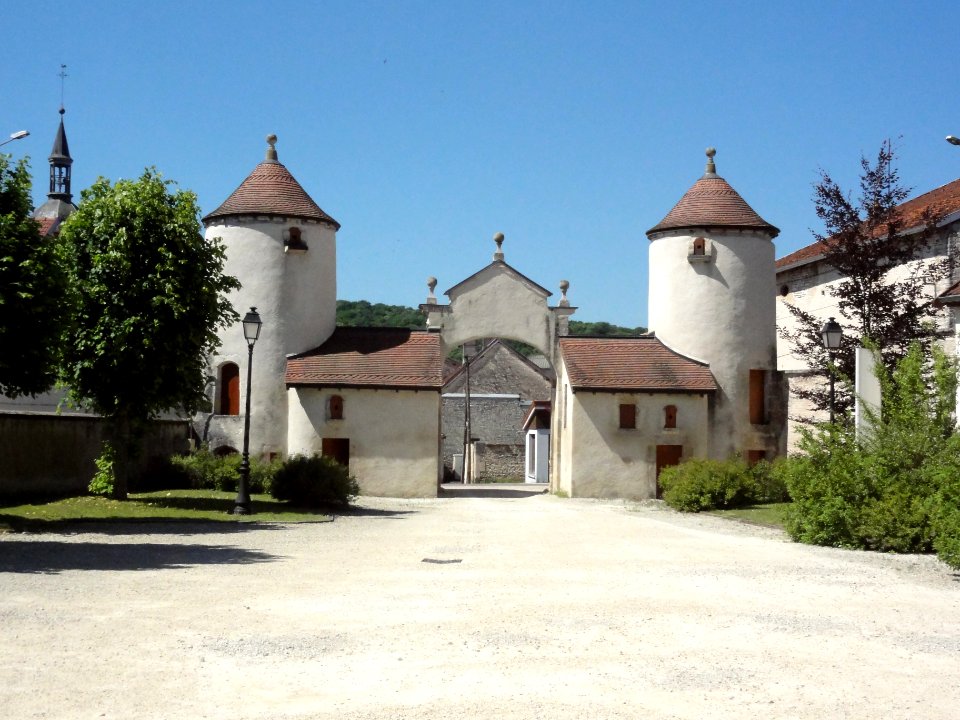 Doulaincourt, château de Montrol, tours d'entrée (02)