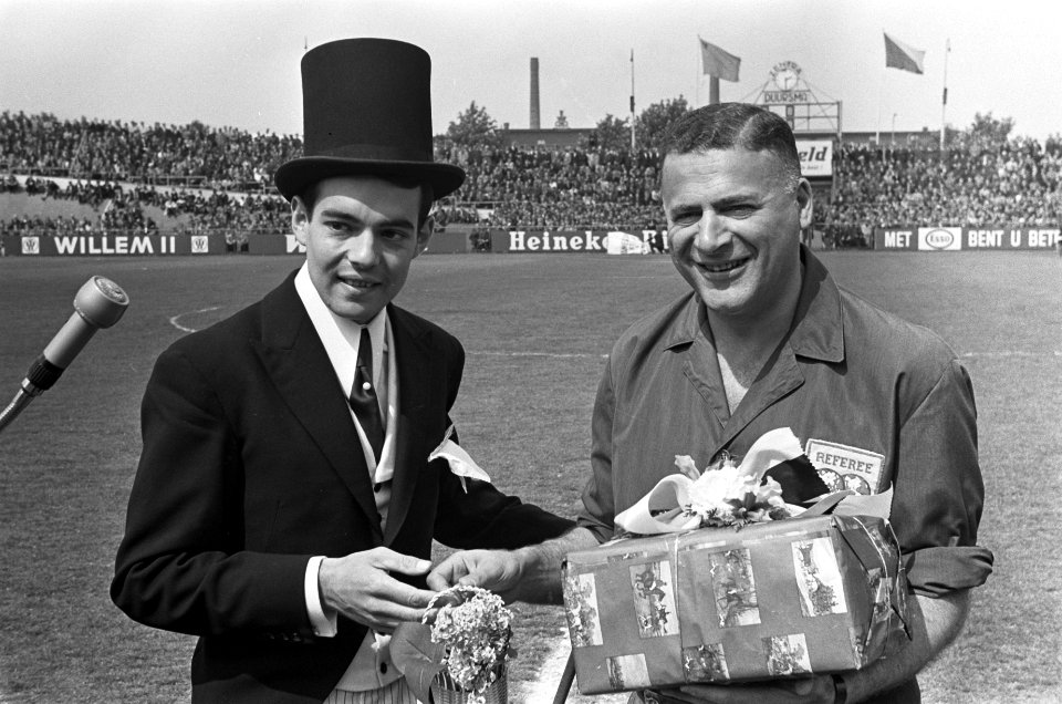 DOS tegen Elinkwijk 2-0, Leo Horn kreeg van beide clubs cadeaus aangeboden door , Bestanddeelnr 919-1697