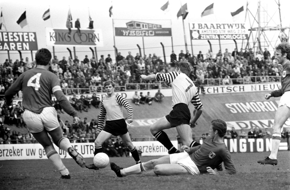 DOS tegen AZ '67 1-1. Spelmoment, Bestanddeelnr 922-4591