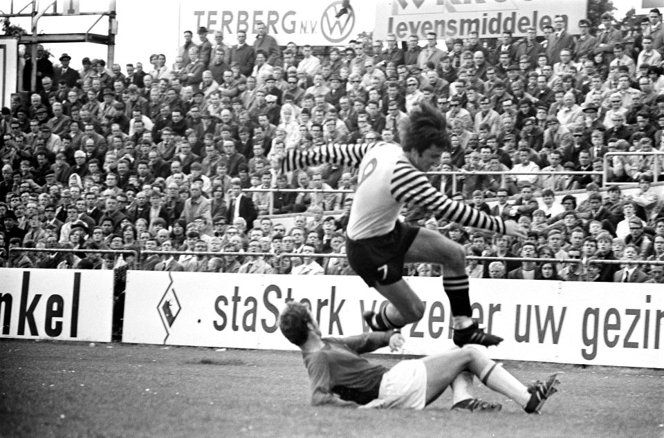 DOS tegen AZ '67 1-1. Spelmoment, Bestanddeelnr 922-4592