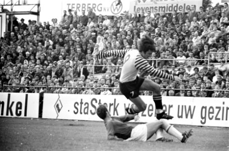 DOS tegen AZ '67 1-1. Spelmoment, Bestanddeelnr 922-4592