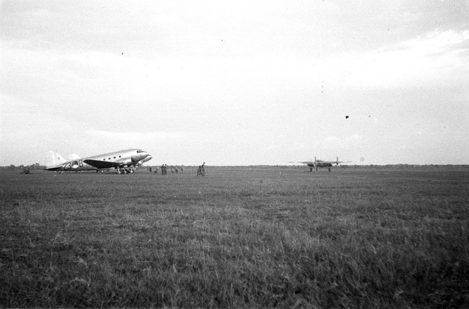 Douglas C-47 Dakota op het vliegveld Kali Banteng van Semarang, Bestanddeelnr 5488