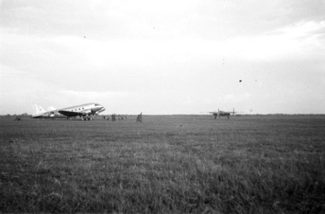 Douglas C-47 Dakota op het vliegveld Kali Banteng van Semarang, Bestanddeelnr 5488