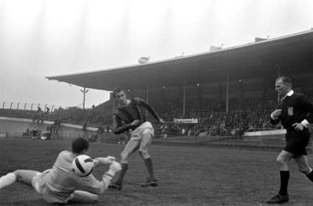 DOS tegen DWS 2-3, beker, Rensenbrink in duel met keeper Hoogerveen, Bestanddeelnr 920-1999