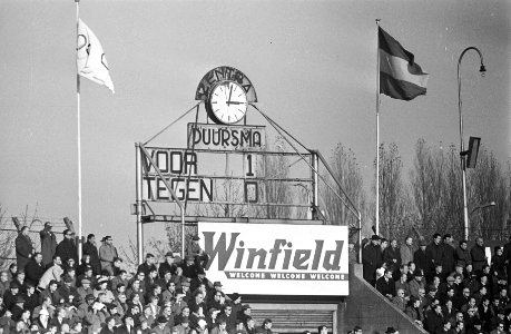 DOS tegen Ajax 2-2. Scorebord met ruststand, Bestanddeelnr 917-1099