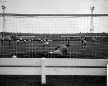 DOS tegen SC Enschede 2-3 Lenstra (Sc Enschede) scoort uit een strafschop Doel, Bestanddeelnr 910-0708