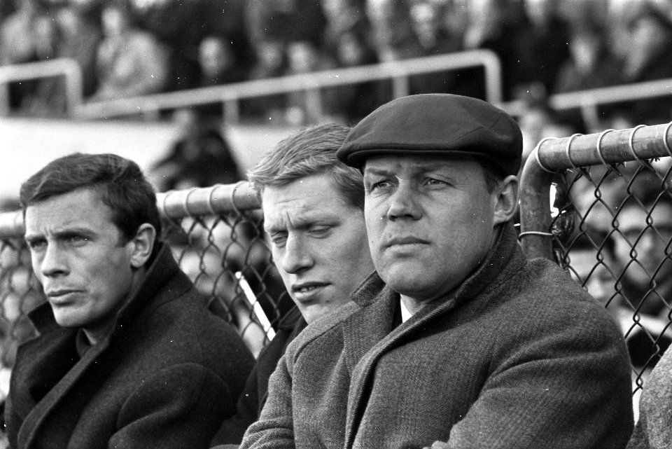 DOS tegen Ajax 0-4, op reservebankje links Soetekouw en Pronk, rechts trainer Mi, Bestanddeelnr 920-1543