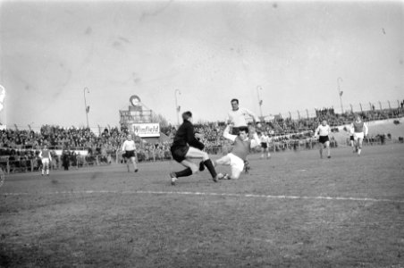 DOS tegen Ajax 3-1, Ajaxaanval Schaaphok bij keeper Van Zoghel, Bestanddeelnr 916-1784