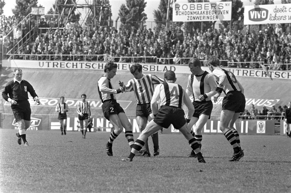 DOS tegen PSV 0-3. Willy van der Kuijen met vier DOS-spelers om zich heen, Bestanddeelnr 921-3625
