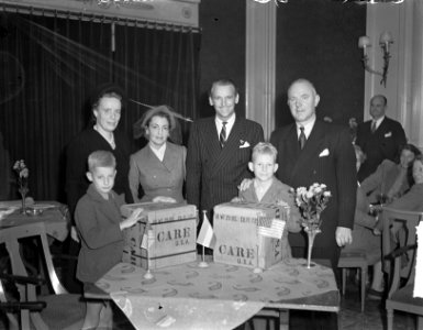 Douglas Fairbanks reikt levensmiddelenpakket uit in Amstel Hotel, Bestanddeelnr 903-0522