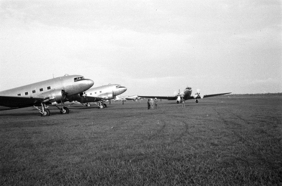 Douglas C-47 Dakota op het vliegveld Kali Banteng van Semarang, Bestanddeelnr 5489