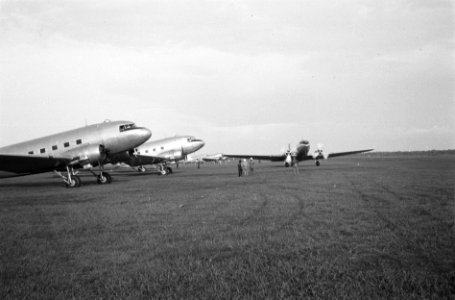 Douglas C-47 Dakota op het vliegveld Kali Banteng van Semarang, Bestanddeelnr 5489