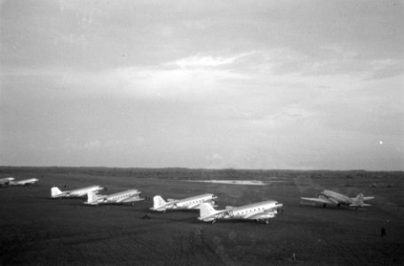 Douglas C-47 Dakota op het vliegveld Kali Banteng van Semarang, Bestanddeelnr 5487