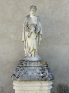 Doulaincourt, château de Montrol, statue devant façade