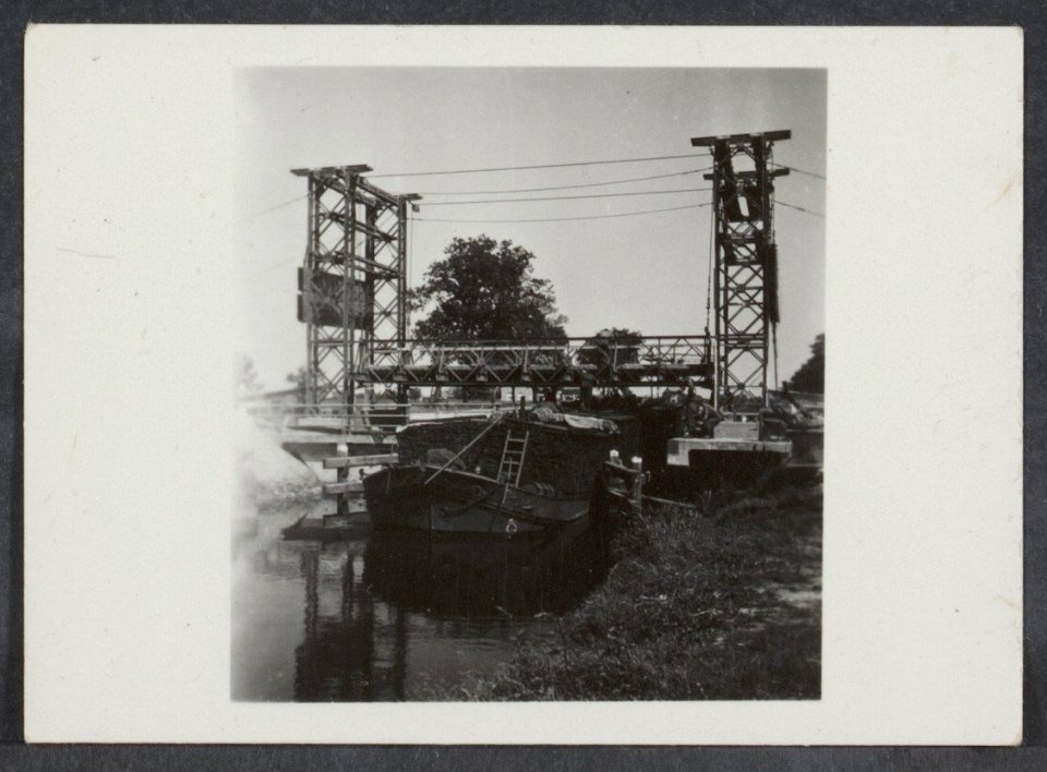 Drenthe. Brug over kanaal. Een turfschip vaar eronder door, Bestanddeelnr 31003 037