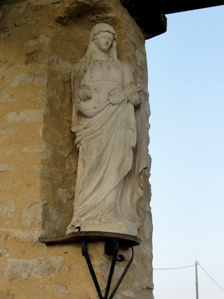 Douillet (Sarthe) cimetière, portail, statue 1