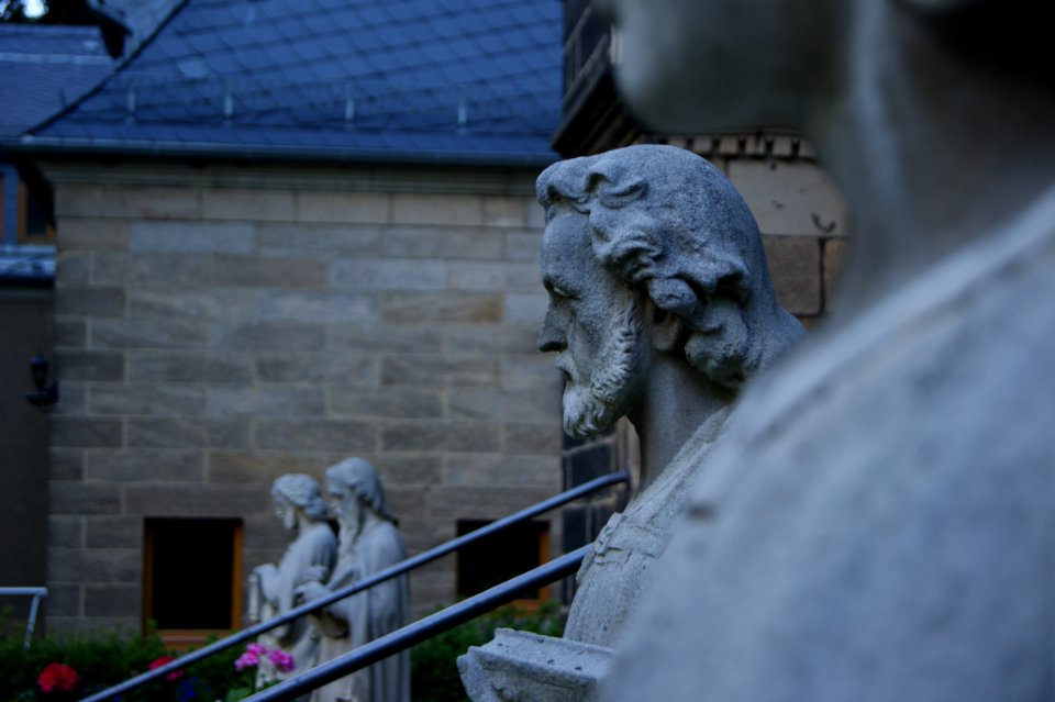 Dresden friedhof striesen statuen