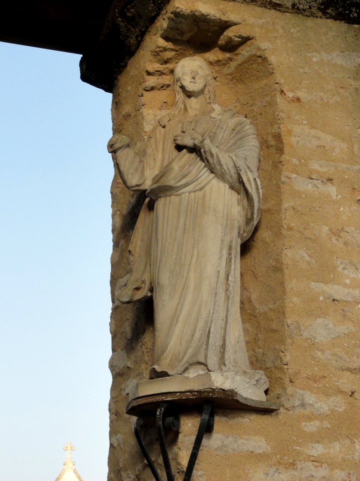 Douillet (Sarthe) cimetière, portail, statue 2