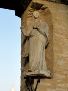 Douillet (Sarthe) cimetière, portail, statue 2