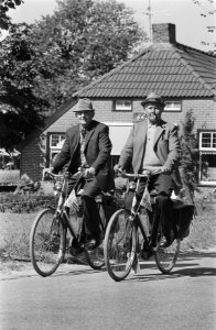 Drentse rijwielvierdaagse nr. 23 moeder in bikini op de fiets, nr. 24 twee here, Bestanddeelnr 929-8131