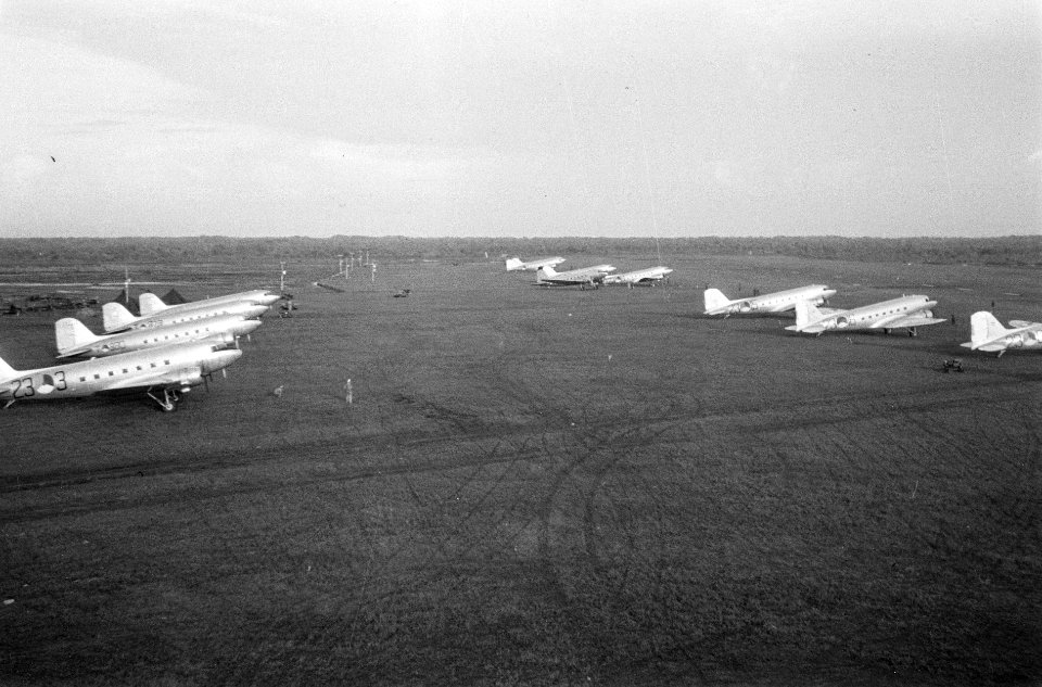 Douglas C-47 Dakotas staan gereed op het vliegveld Kali Banteng te Semarang, Bestanddeelnr 5493