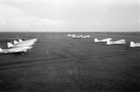 Douglas C-47 Dakotas staan gereed op het vliegveld Kali Banteng te Semarang, Bestanddeelnr 5493