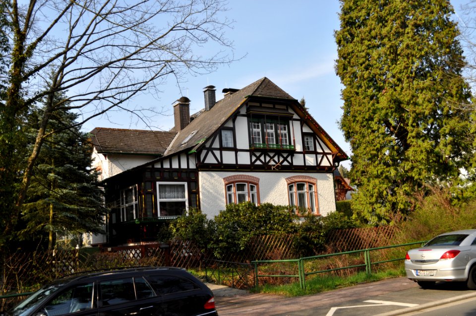 Dornholzhausen, Lindenallee 15