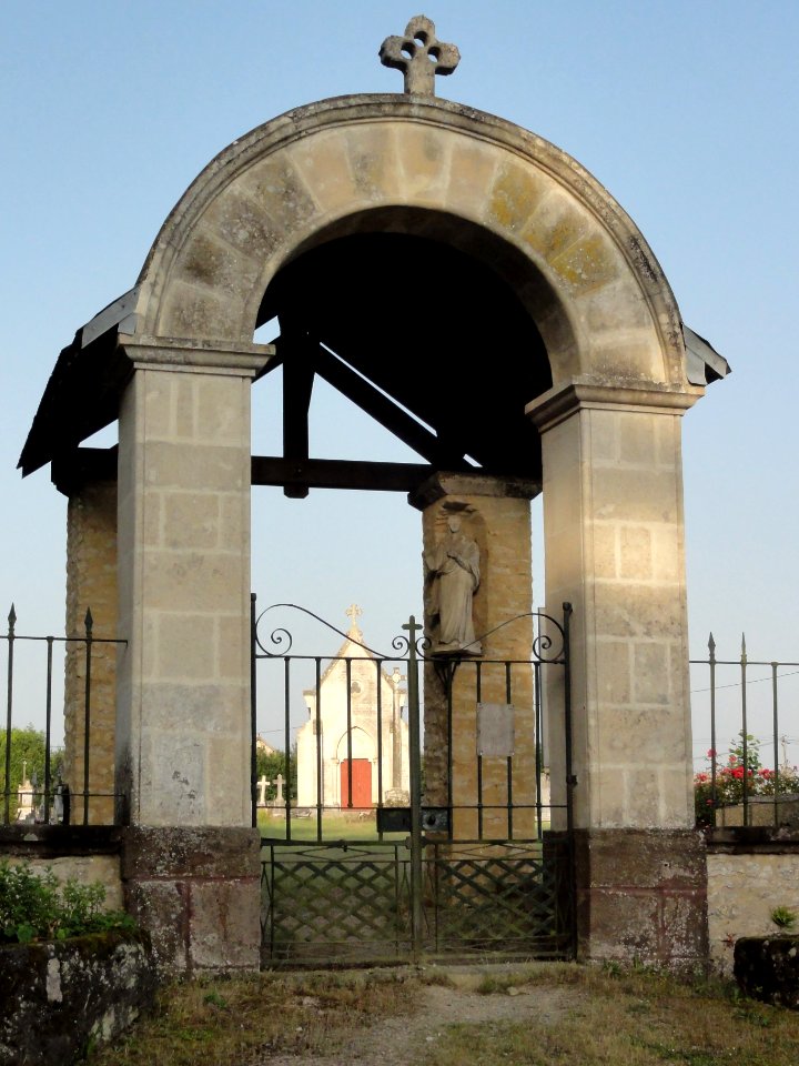 Douillet (Sarthe) cimetière, portail