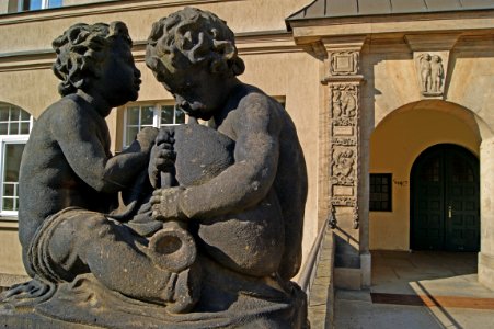Dresden mittelschule sieben schwaben sandstein putten