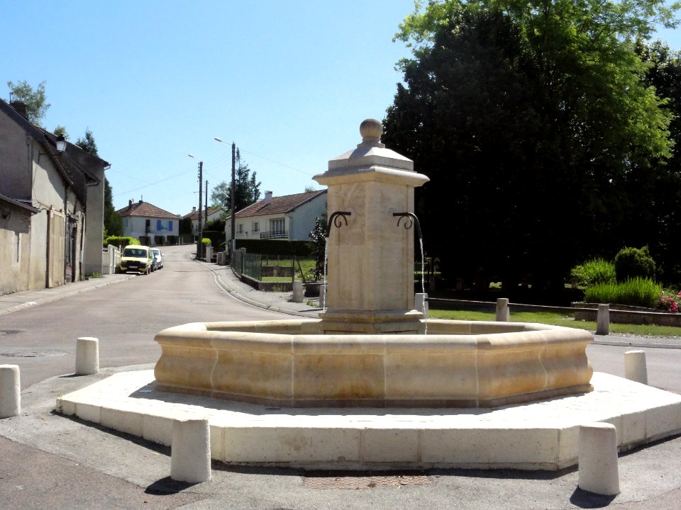 Doulaincourt, rue du Capitaine Chaudron, fontaine